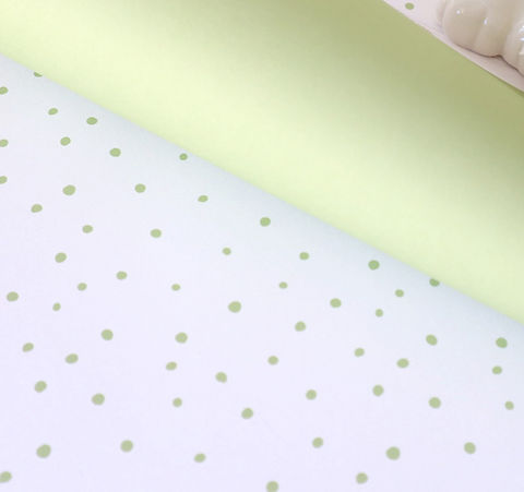 Papel decorativo com bolinhas verdes e fundo branco e verde claro