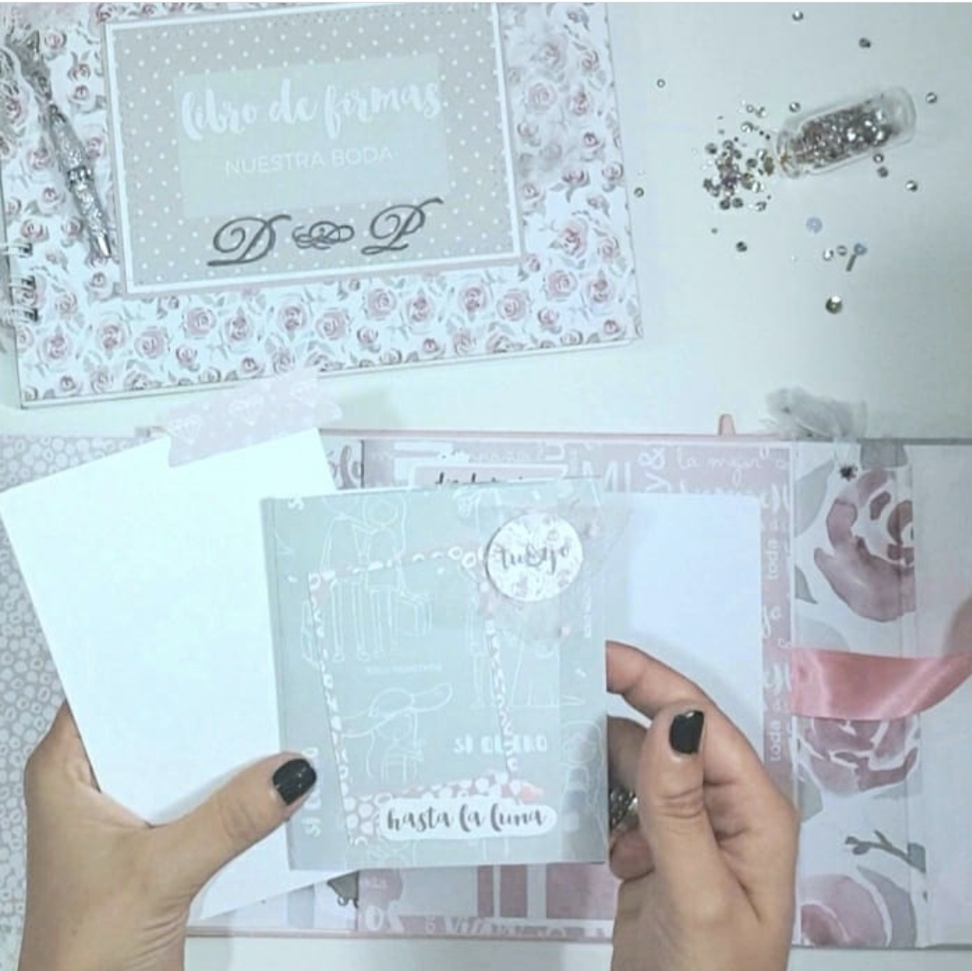 Livro de formas floral com pregadeira rosa e cartão com gravação e texto te quiero hasta la luna