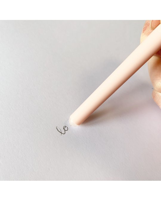 Borracha branca a apagar texto numa folha branca