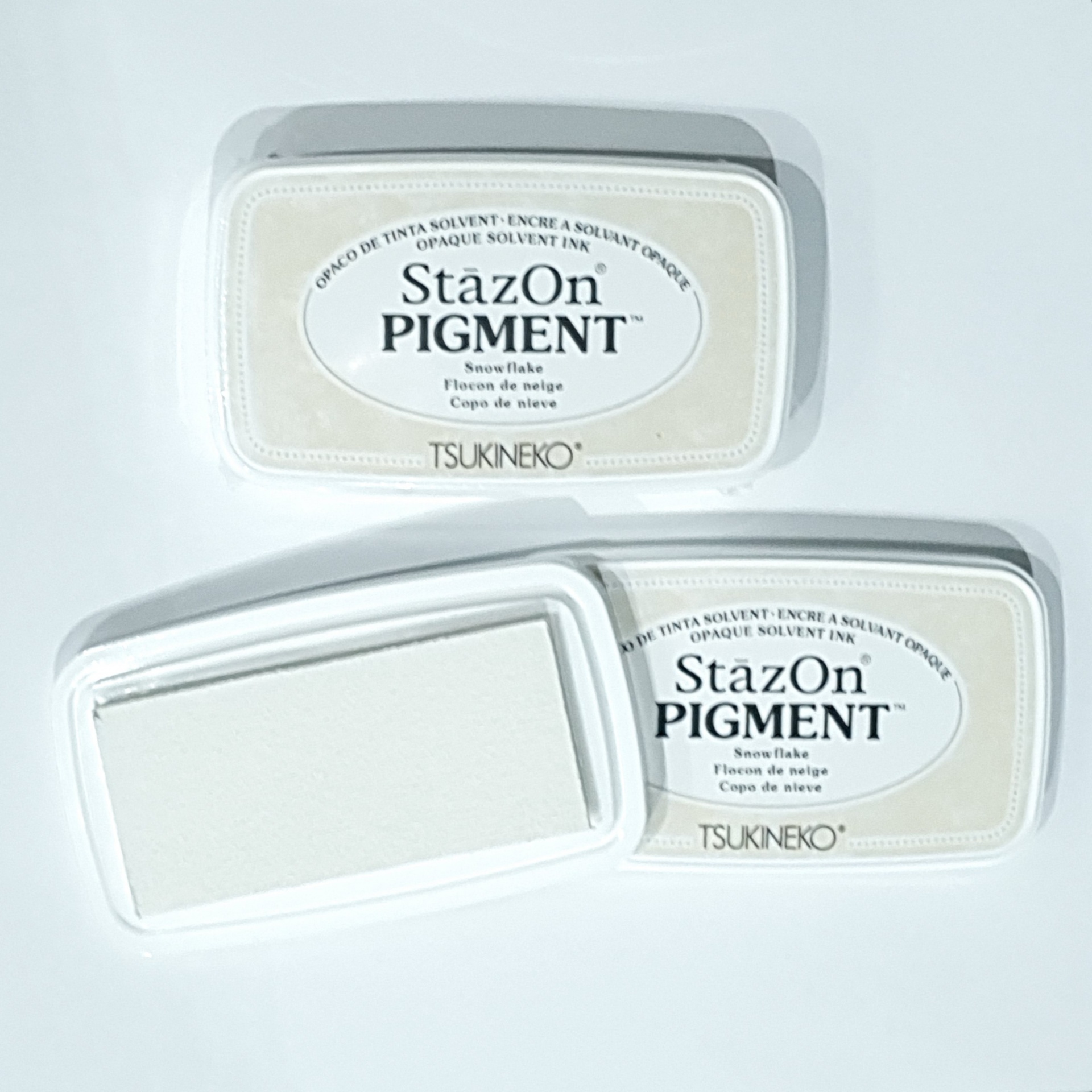 Tinta de carimbo StazOn PIGMENT Snow Flake em embalagem branca, com dois frascos fechados e um aberto