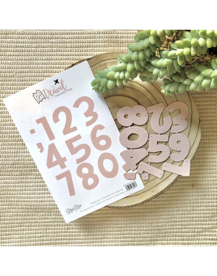 Números rosa pastel em base de madeira coração com cartolina e planta suculenta