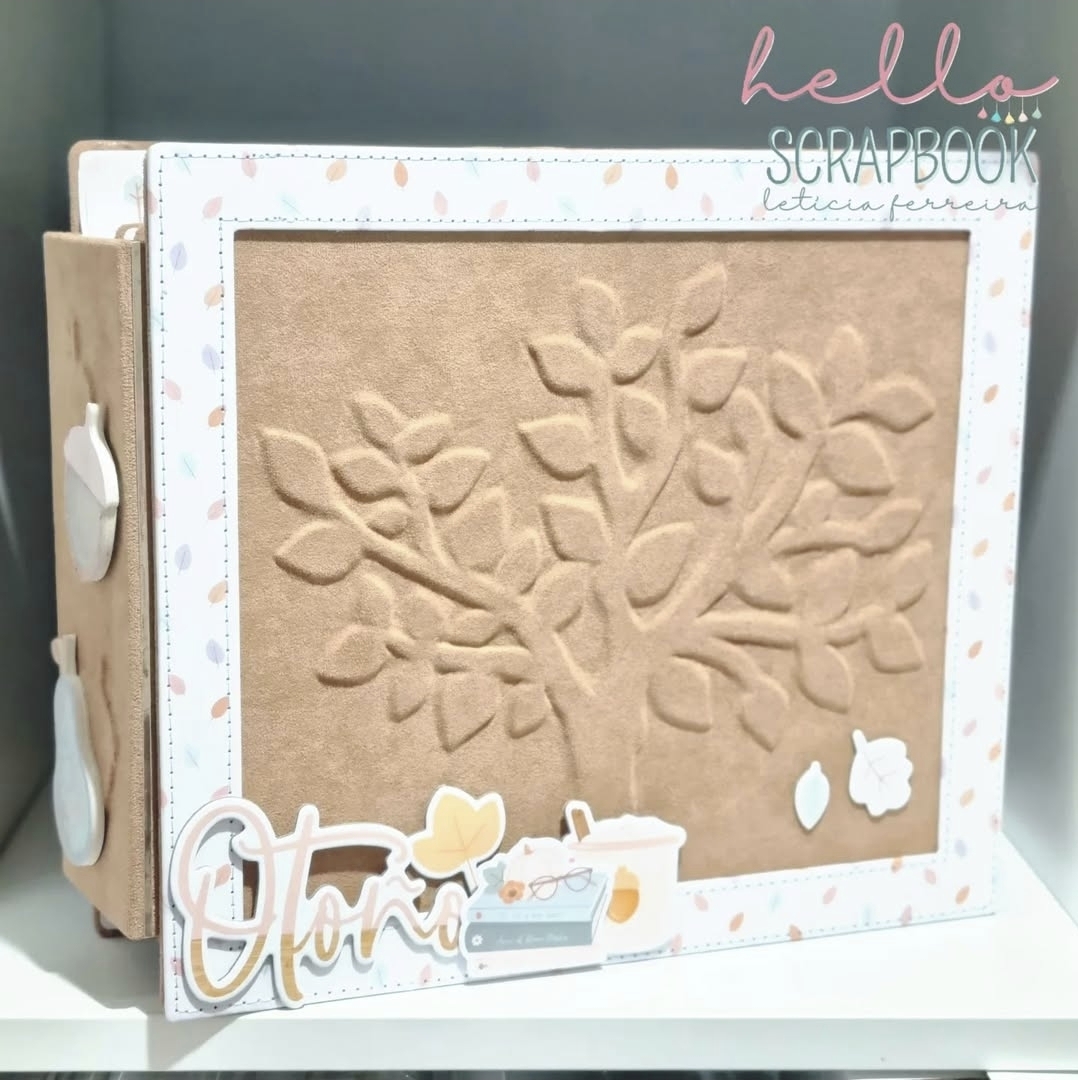 Álbum de scrapbook capa camurça com relevo em forma de árvore