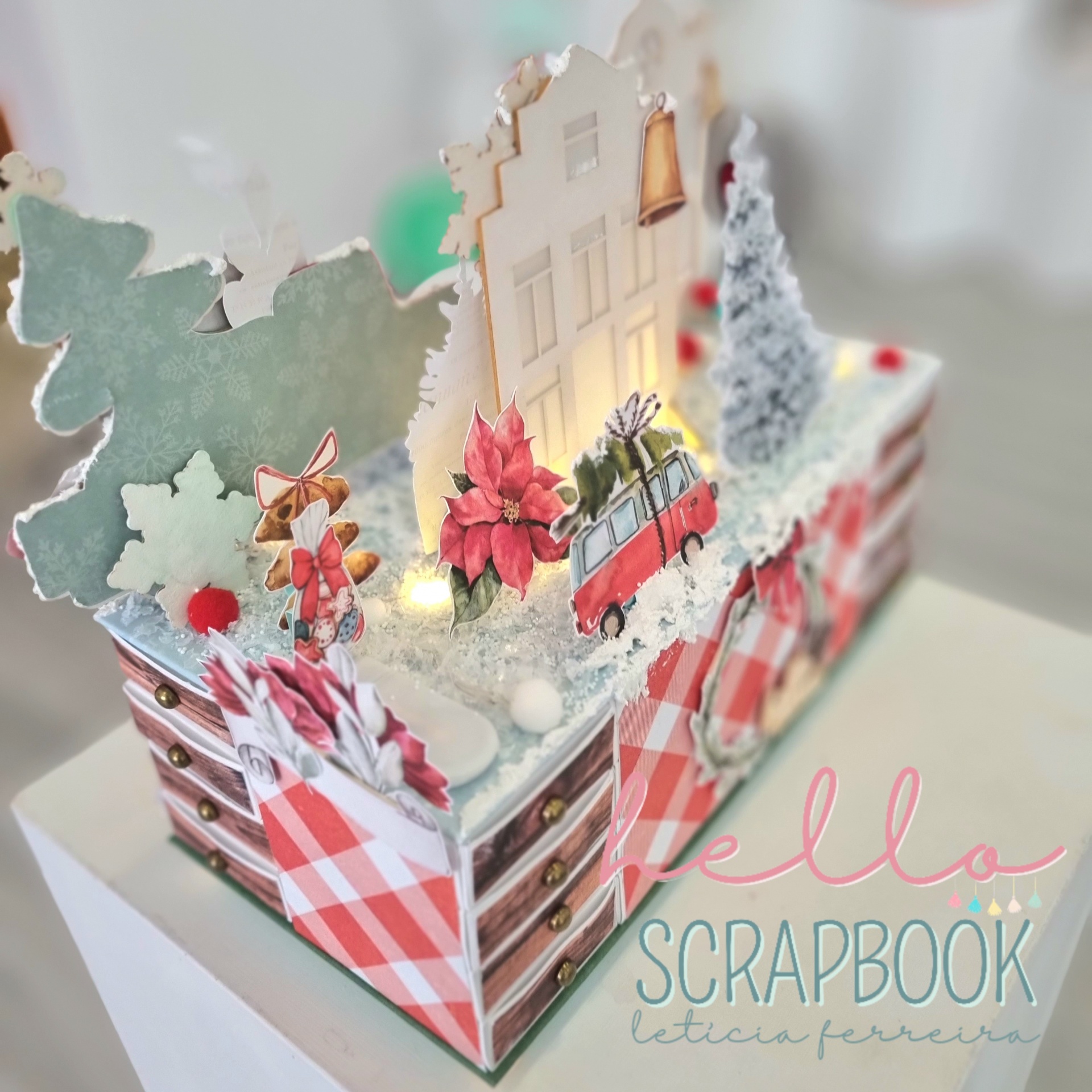 Caixa decorativa de Natal em estilo scrapbook com padrão xadrez e recortes tridimensionais