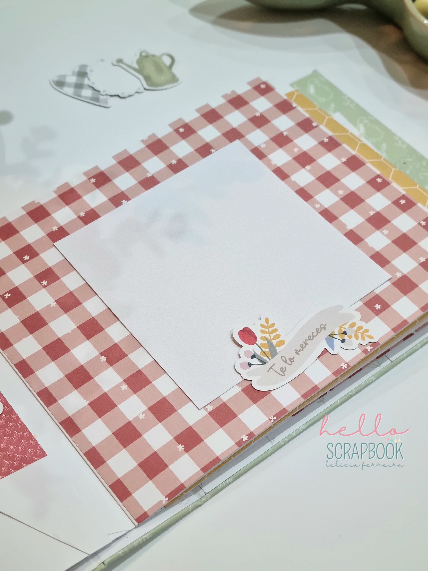 Página de scrapbook xadrez vermelho e branco com espaço para foto e decoração floral