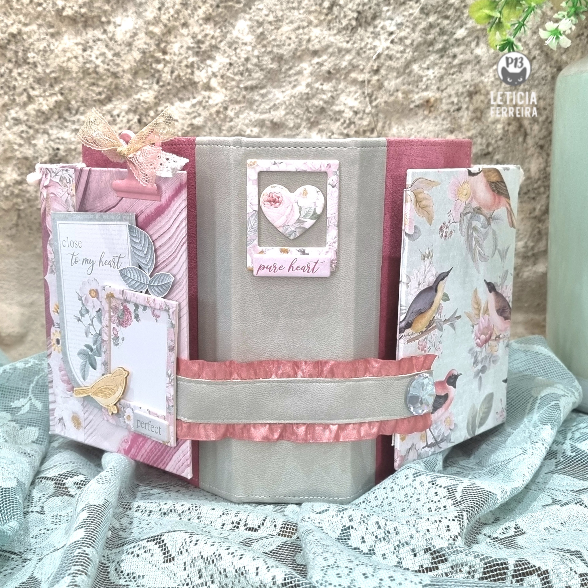 Carteira ou porta-cartões floral com detalhes em fita e etiquetas em tecido sobre renda branca