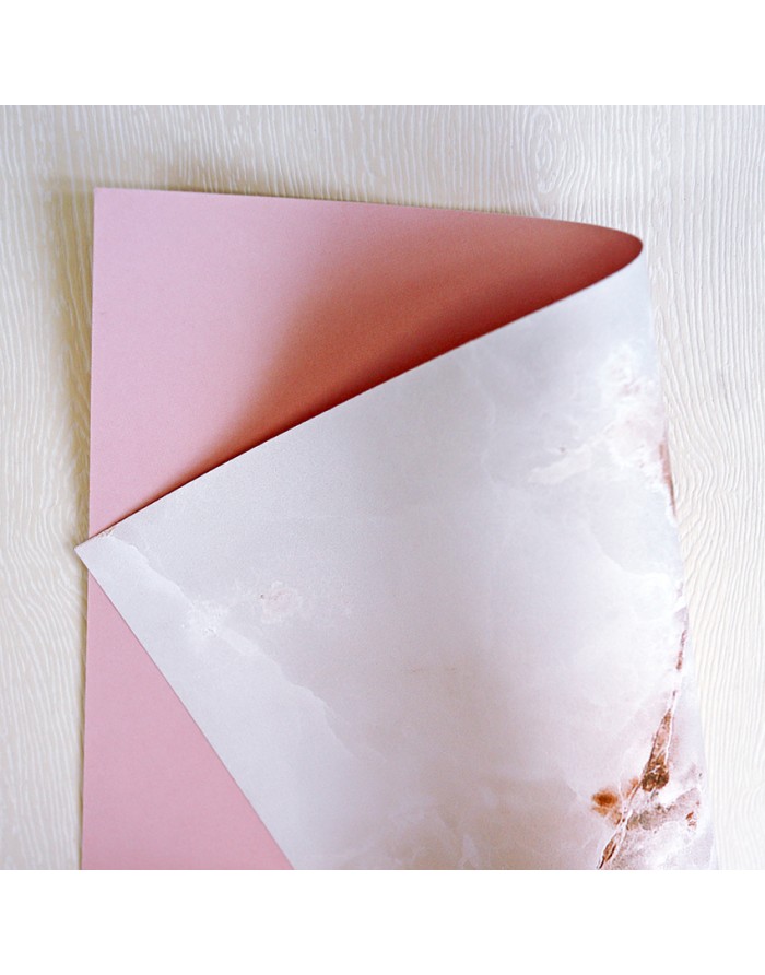 Papel vinílico ou autocolante com padrão de mármore branco e rosa, parcialmente descolado