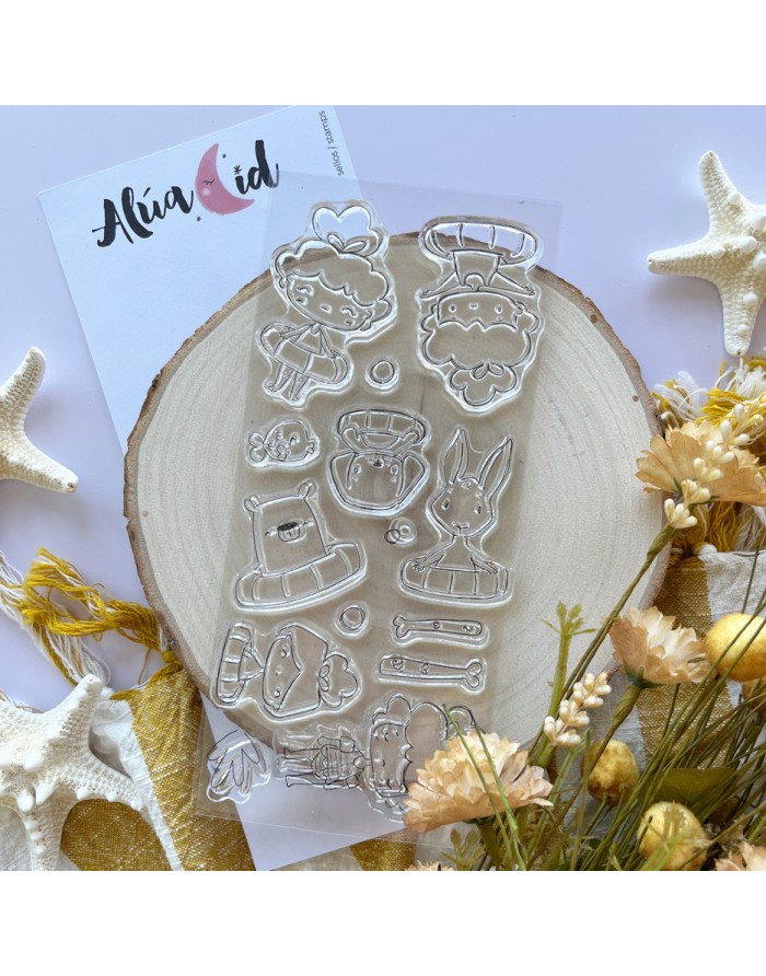 Conjunto de carimbos infantis transparentes sobre base de madeira clara com flores secas e estrelas do mar