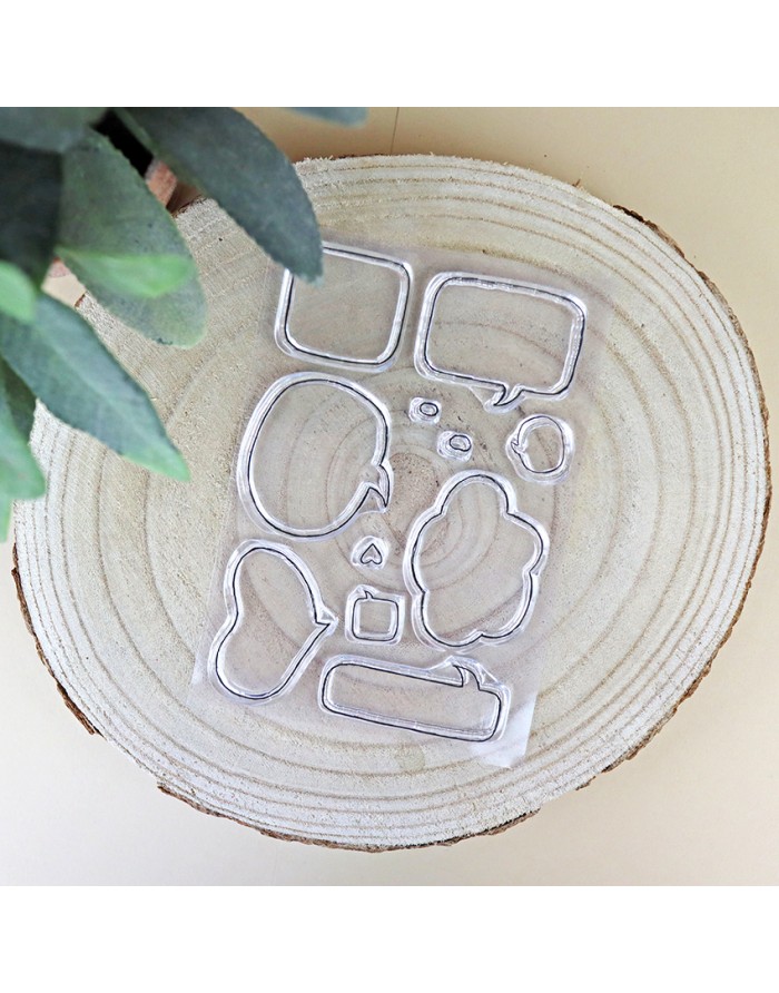 Conjunto de carimbos transparentes em forma de balões de fala sobre placa de madeira redonda