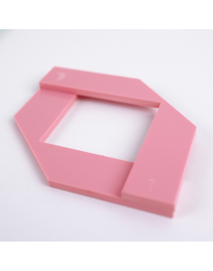 Peça de plástico rosa hexagonal com recorte quadrado