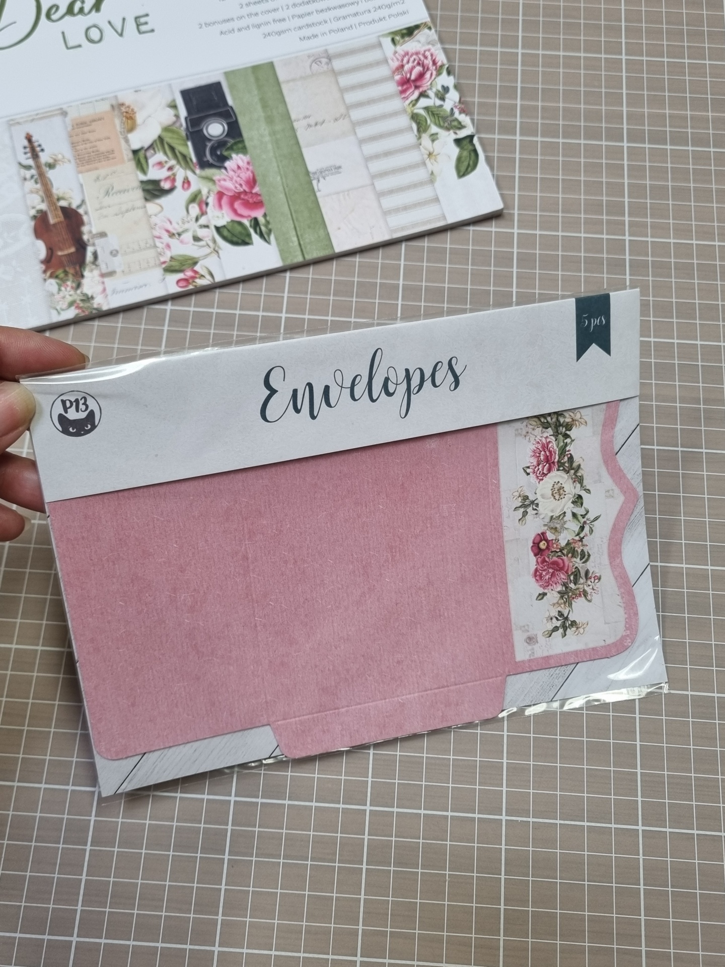Pacote de envelopes rosa com padrão floral numa etiqueta branca