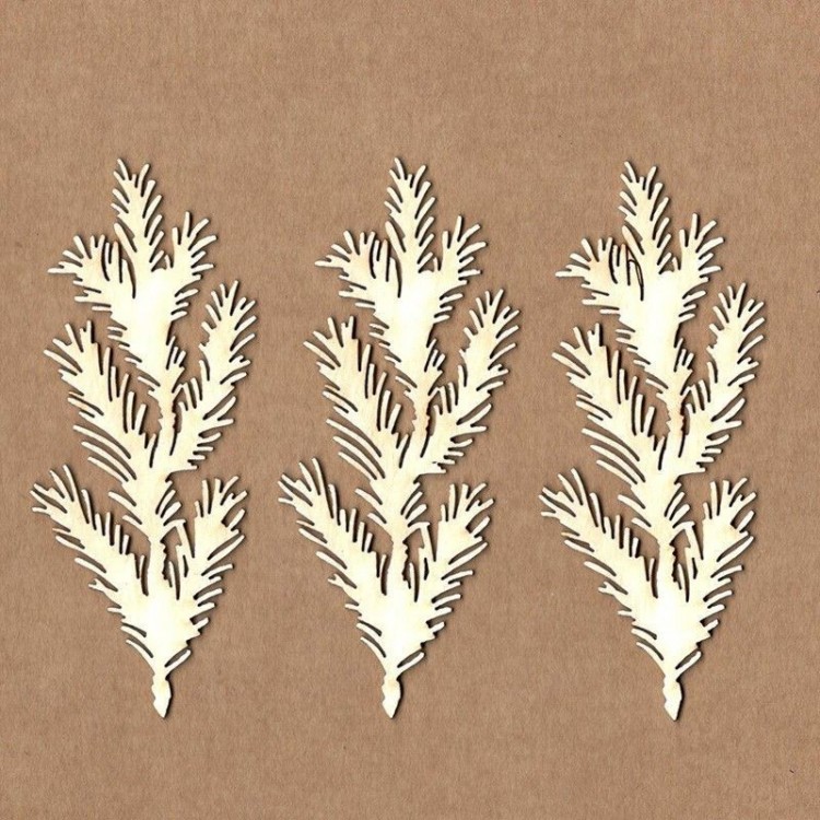 Três decorações de raminhos de madeira clara com recortes