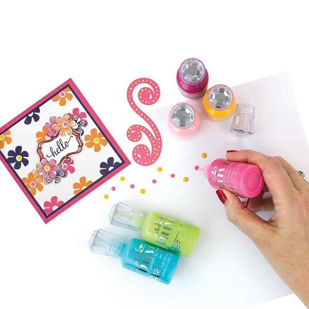 Frascos coloridos de glitter com cartão floral olá e mão segurando glitter rosa