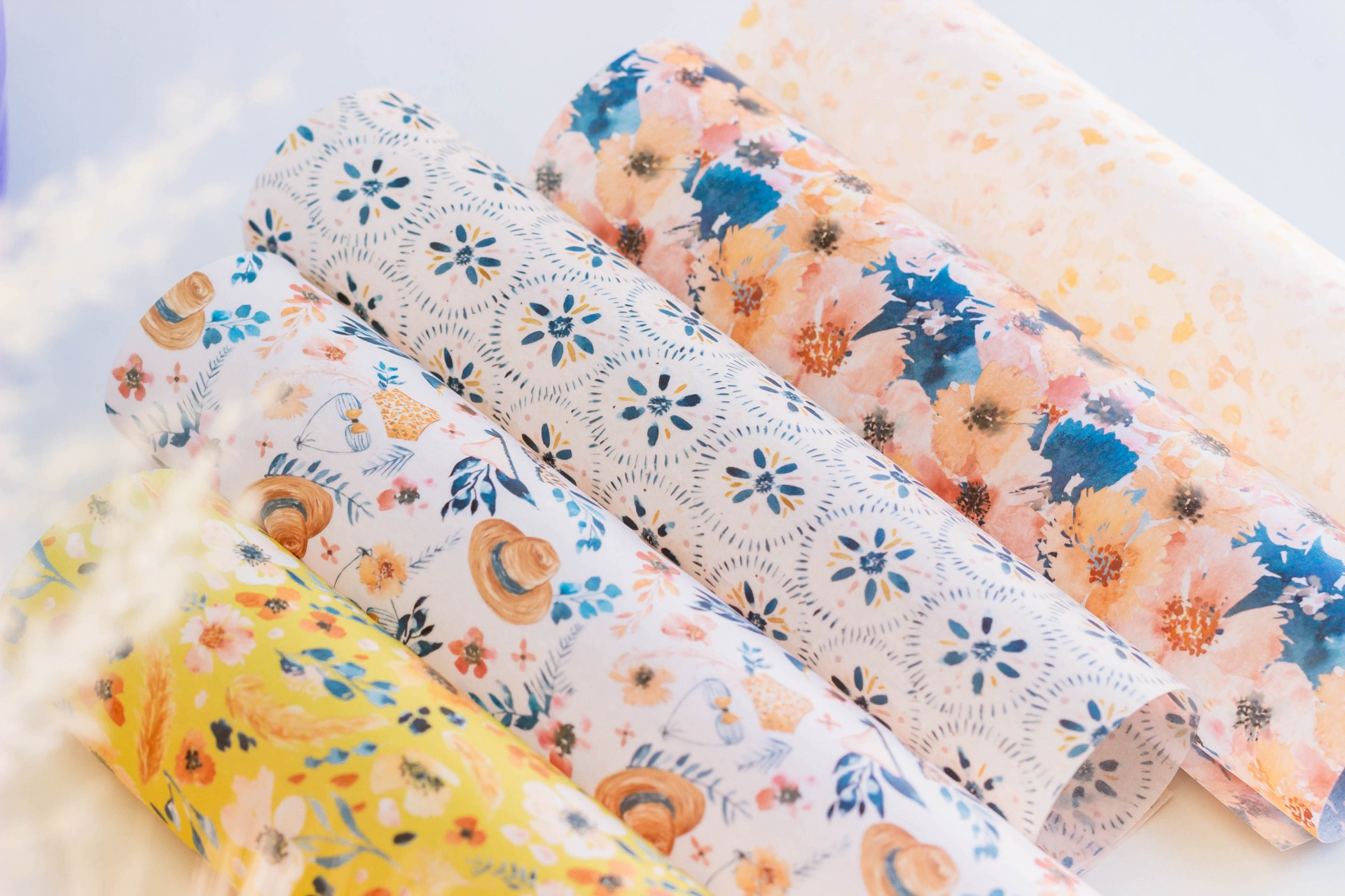 Rolos de tecido floral coloridos com padrões variados