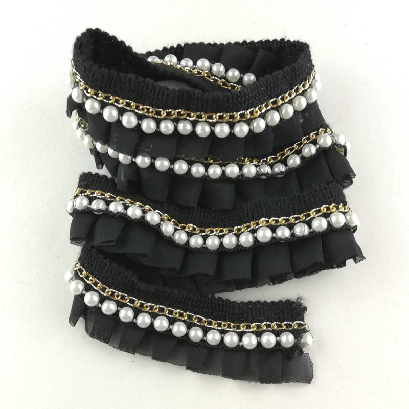 Faixa preta decorativa com pérolas e correntes douradas