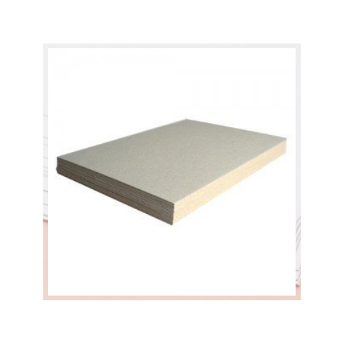 Pranchas retangulares cinzentas empilhadas