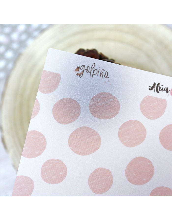 Papel decorativo branco com bolinhas cor-de-rosa e texto 'galpina' no canto superior esquerdo