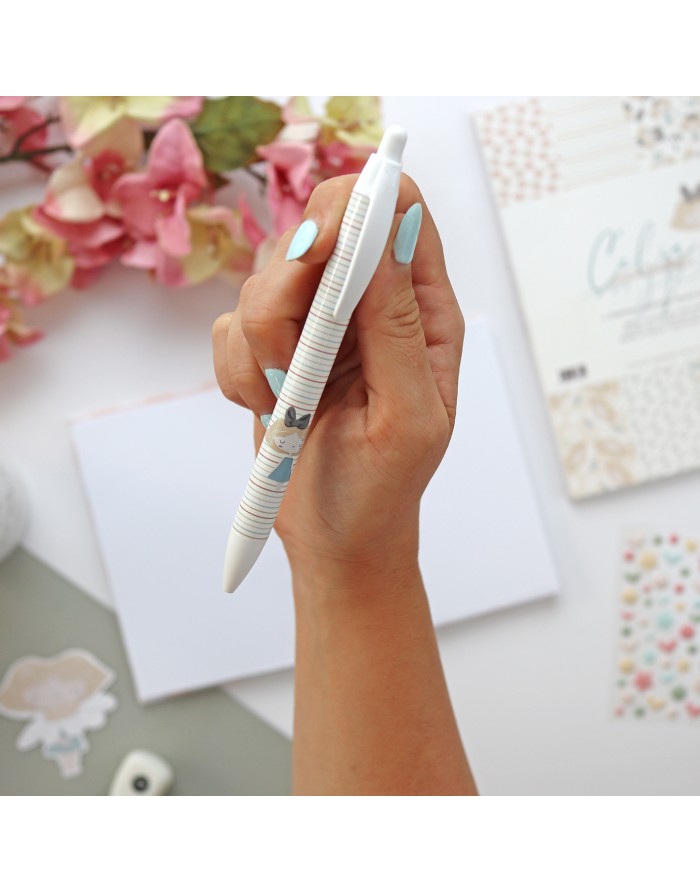 Caneta branca com padrão de linhas azuis e ilustração de cão em mão com unhas azuis claras