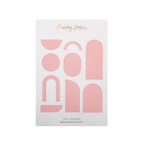 Folha branca com formas geométricas rosa e texto dourado e preto