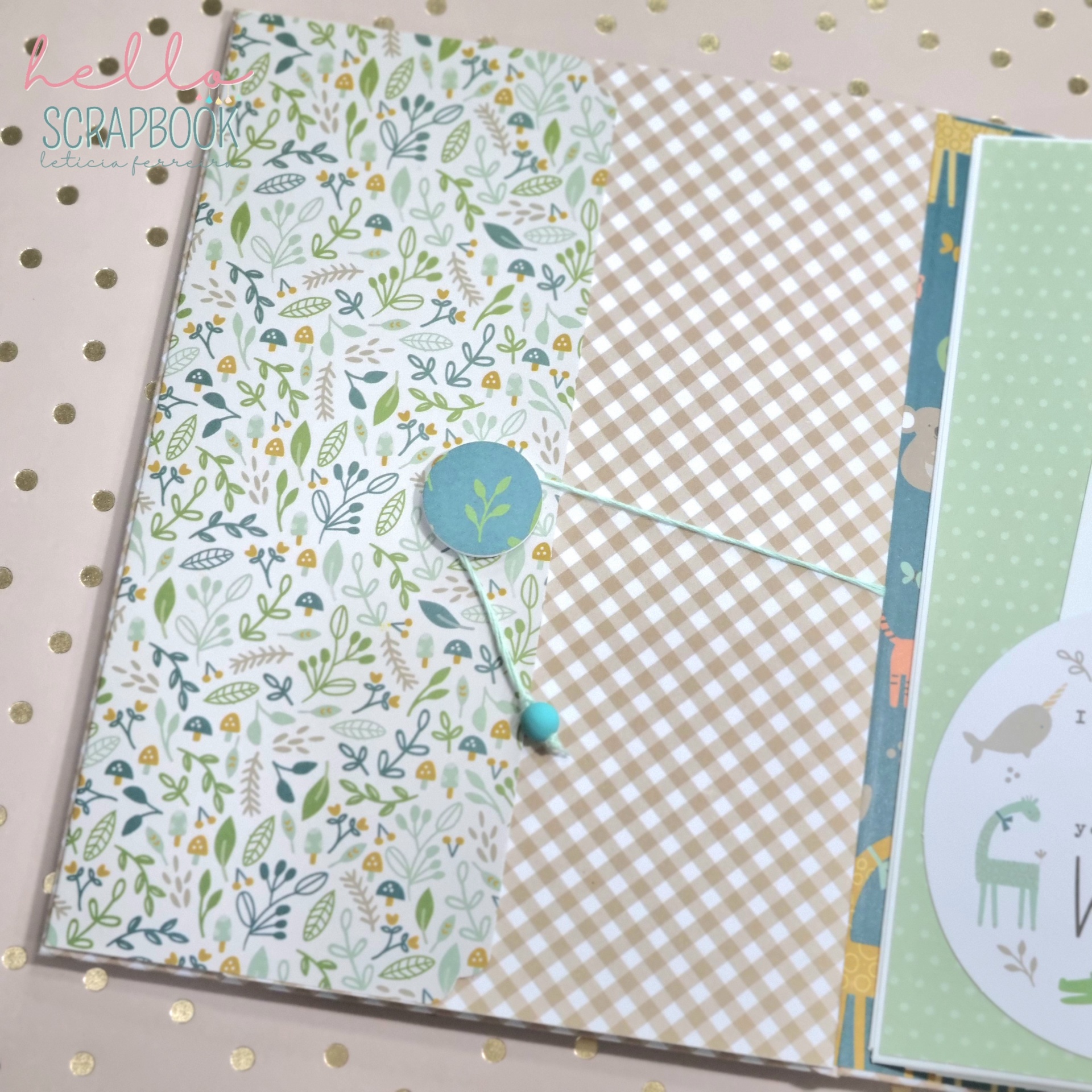 Caderno de scrapbook com capas decoradas e fecho em botão azul claro