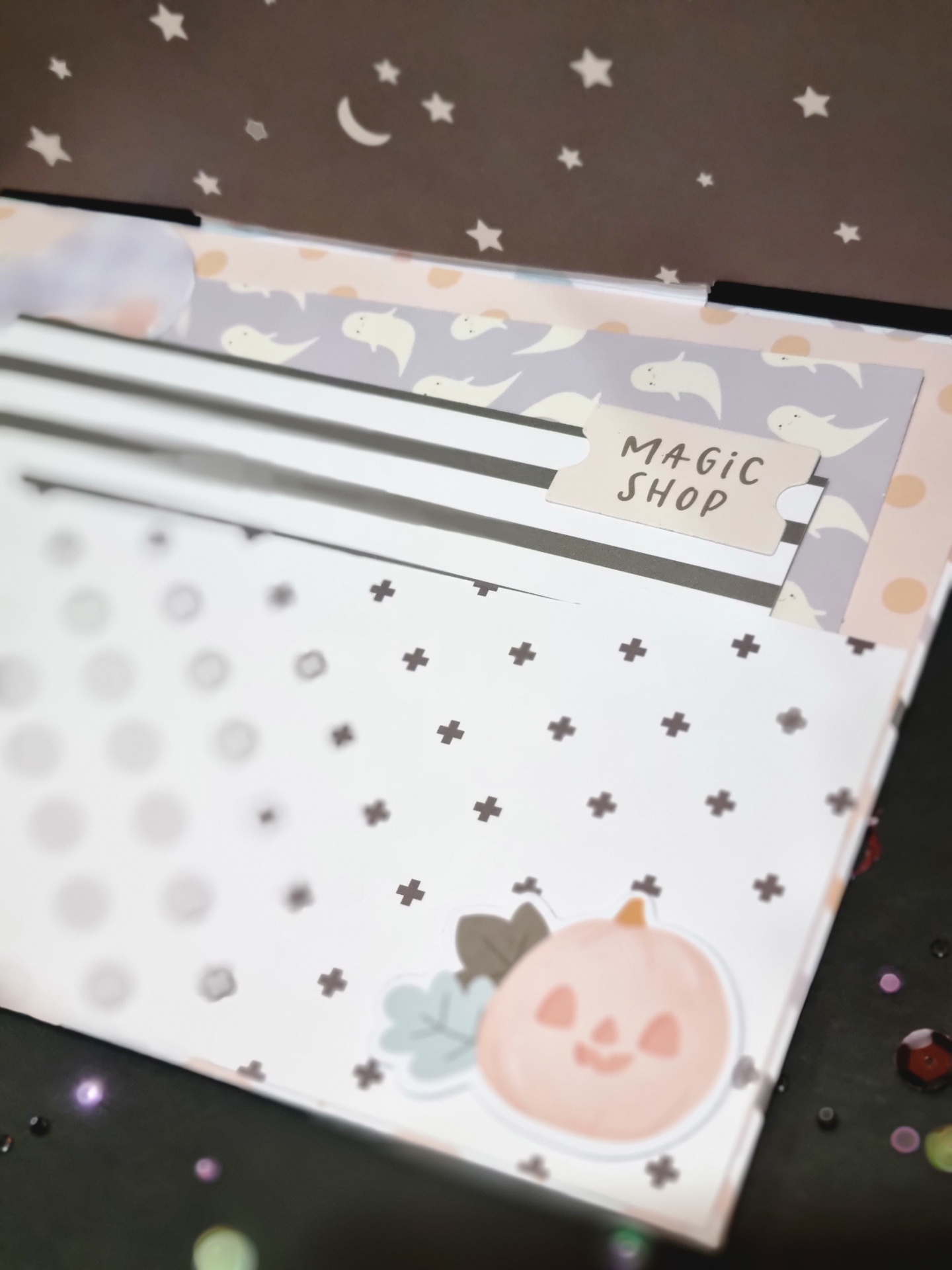 Documento com abas coloridas e etiqueta 'MAGIC SHOP' com fundo de estrelas