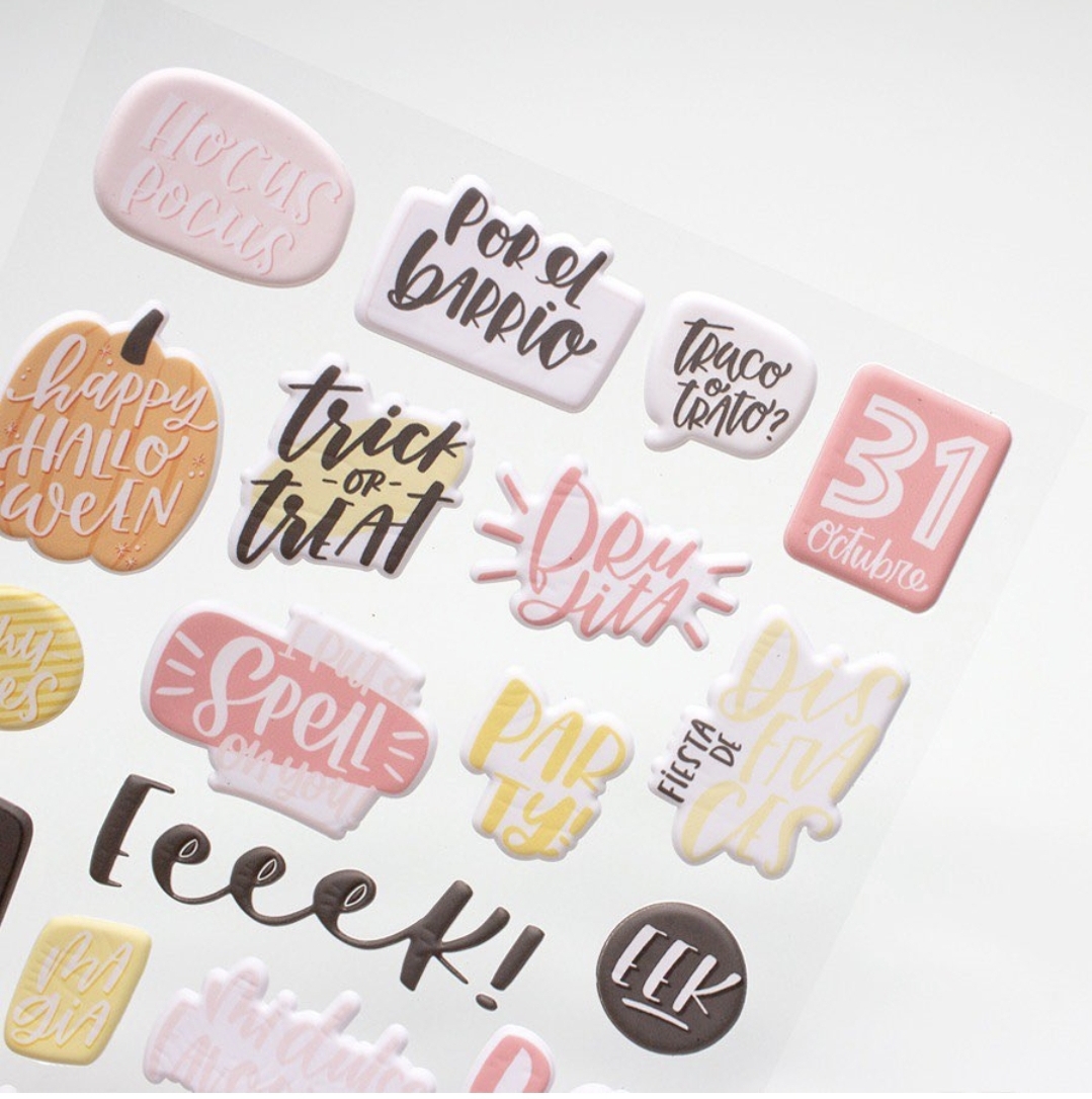 Autocolantes coloridos com frases de Halloween em fundo branco