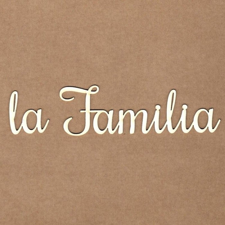 Palavra decorativa em madeira 'la Familia' sobre superfície castanha