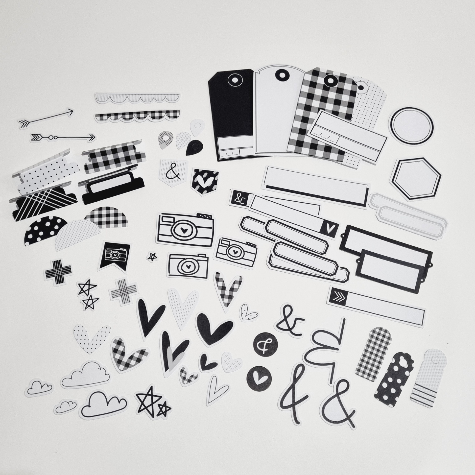 Etiquetas e autocolantes em preto e branco com vários padrões e formas