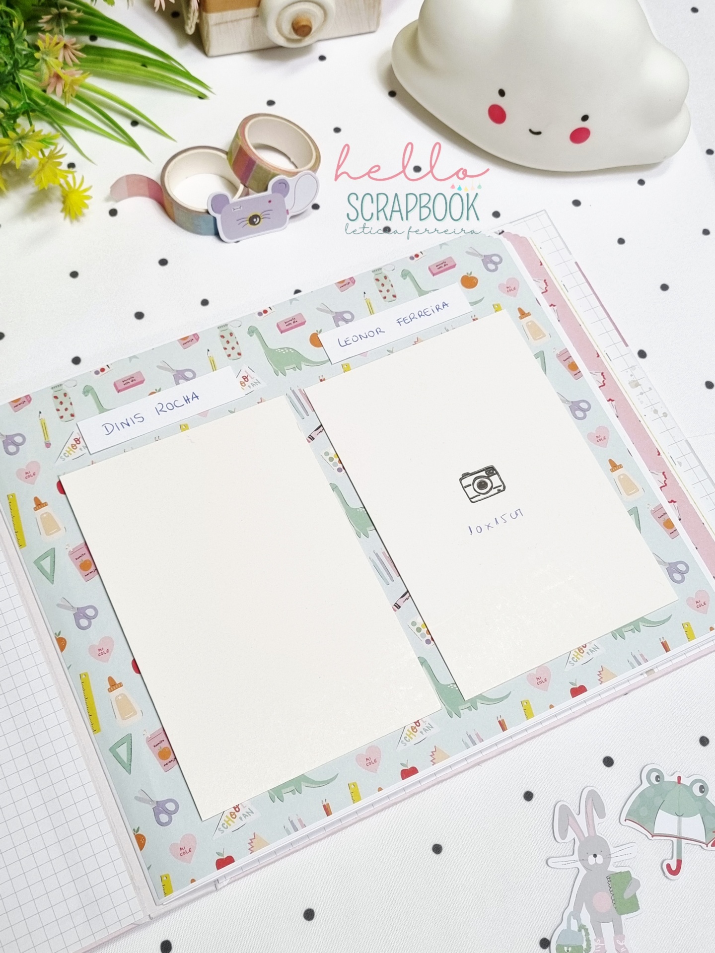 Scrapbook com decoração escolar, washi tapes e lâmpada nuvem sorridente