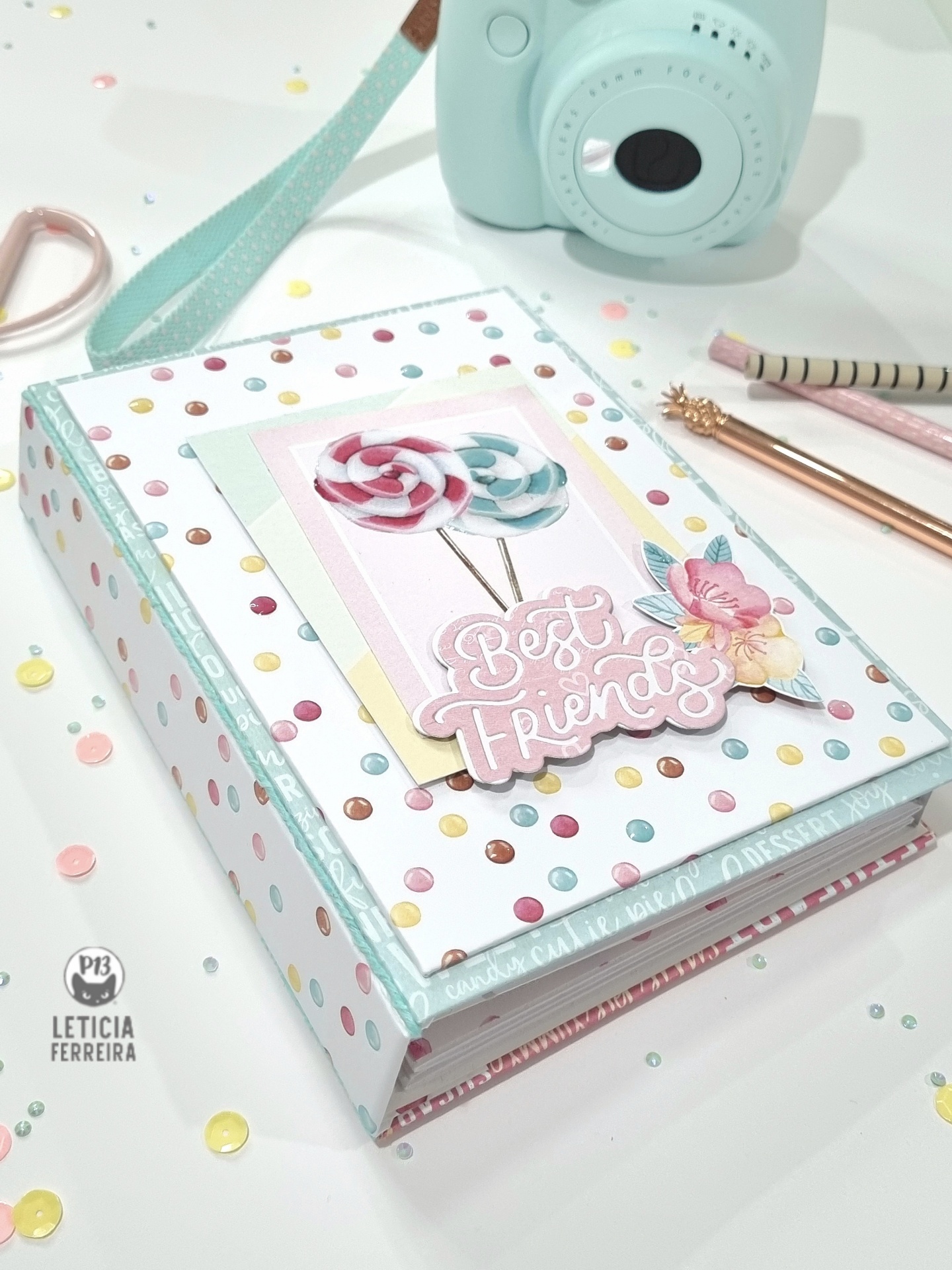 Caixa decorativa com bolinhas coloridas e adorno 'Best Friends'