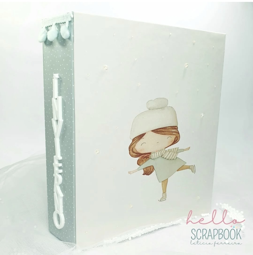 Álbum de scrapbook decorado com tema de inverno e menina a patinar