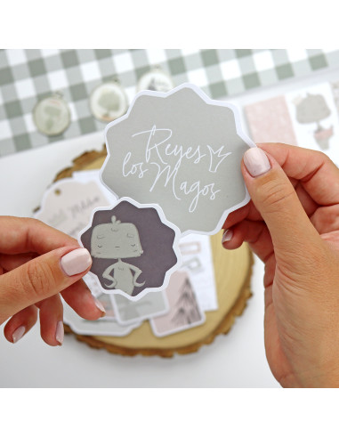 Adesivos decorativos com tema Reyes los Magos em mãos femininas.