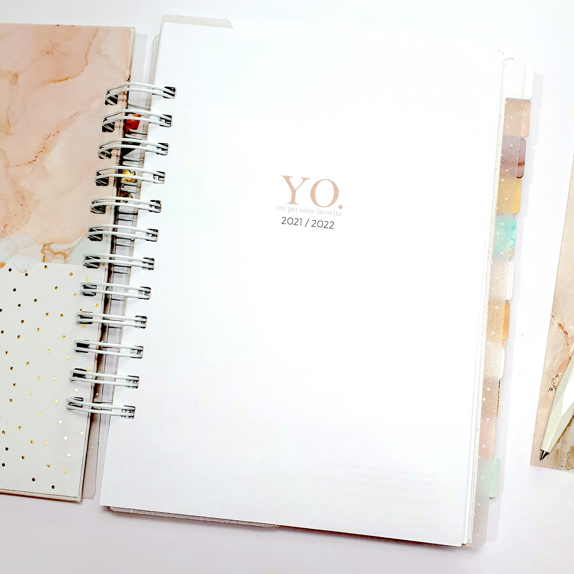 Agenda 2021/2022 branca com divisórias coloridas e espiral metálica