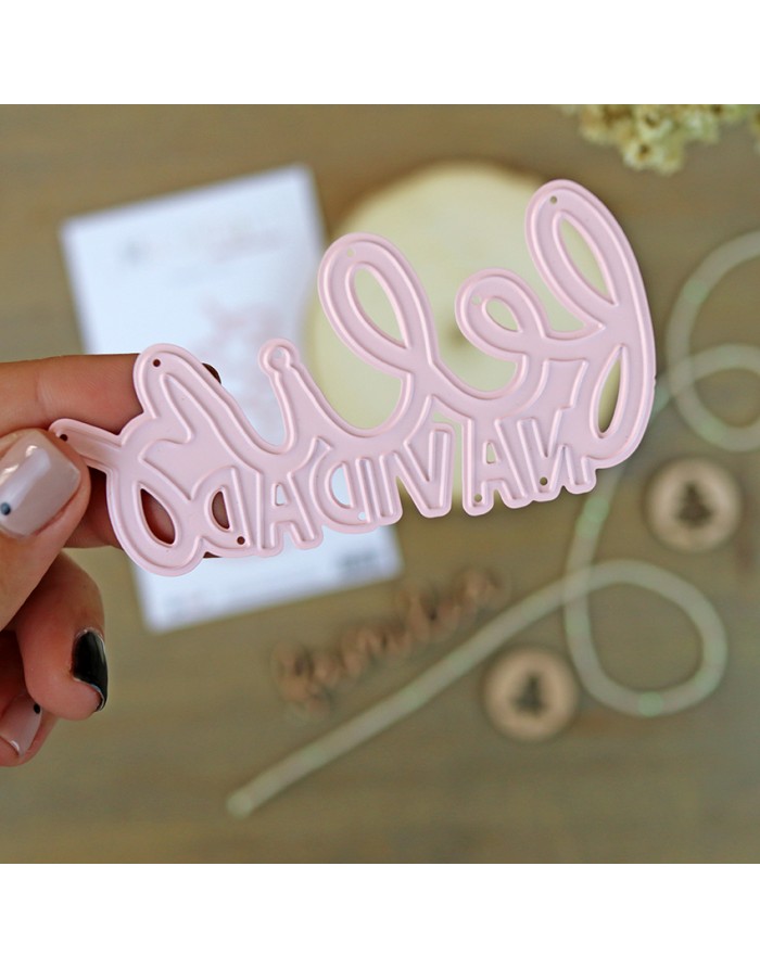 Recorte rosa acrílico com texto invertido 'Feliz Aniversário' segurado pela mão