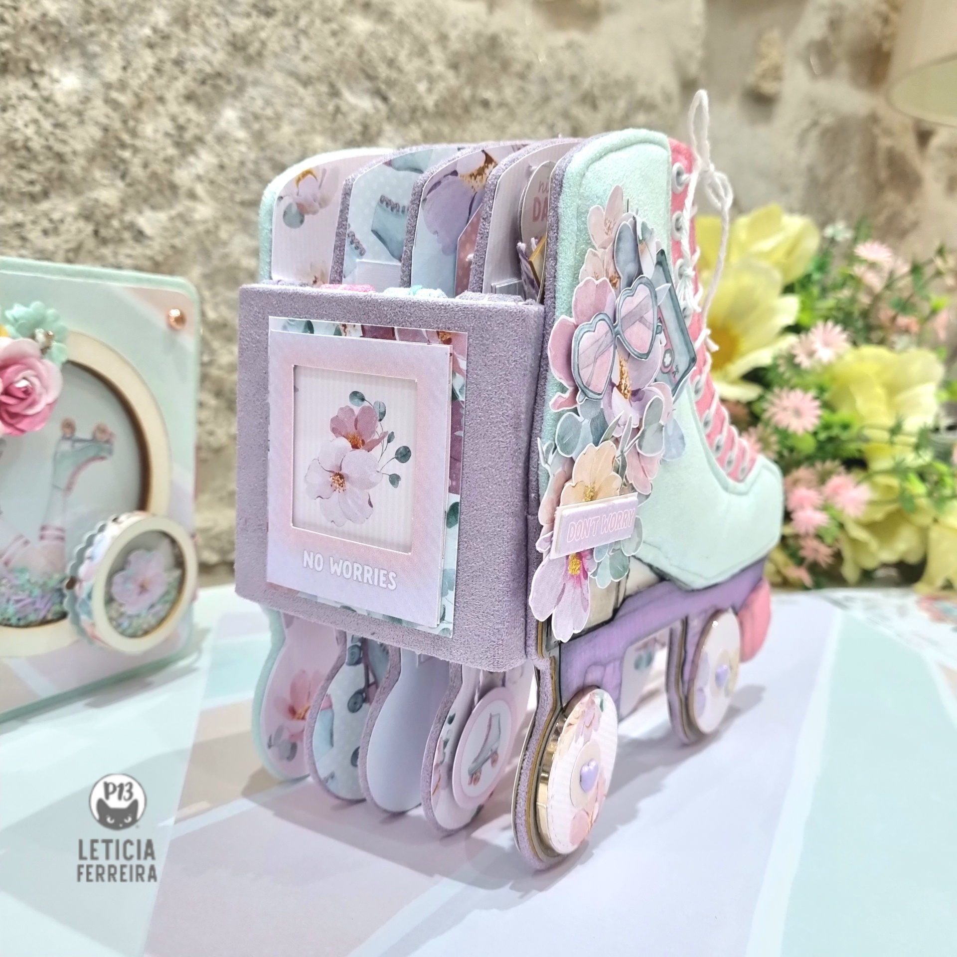 Caixa decorativa em forma de patins azul e lilás com flores e texto 'NO WORRIES'