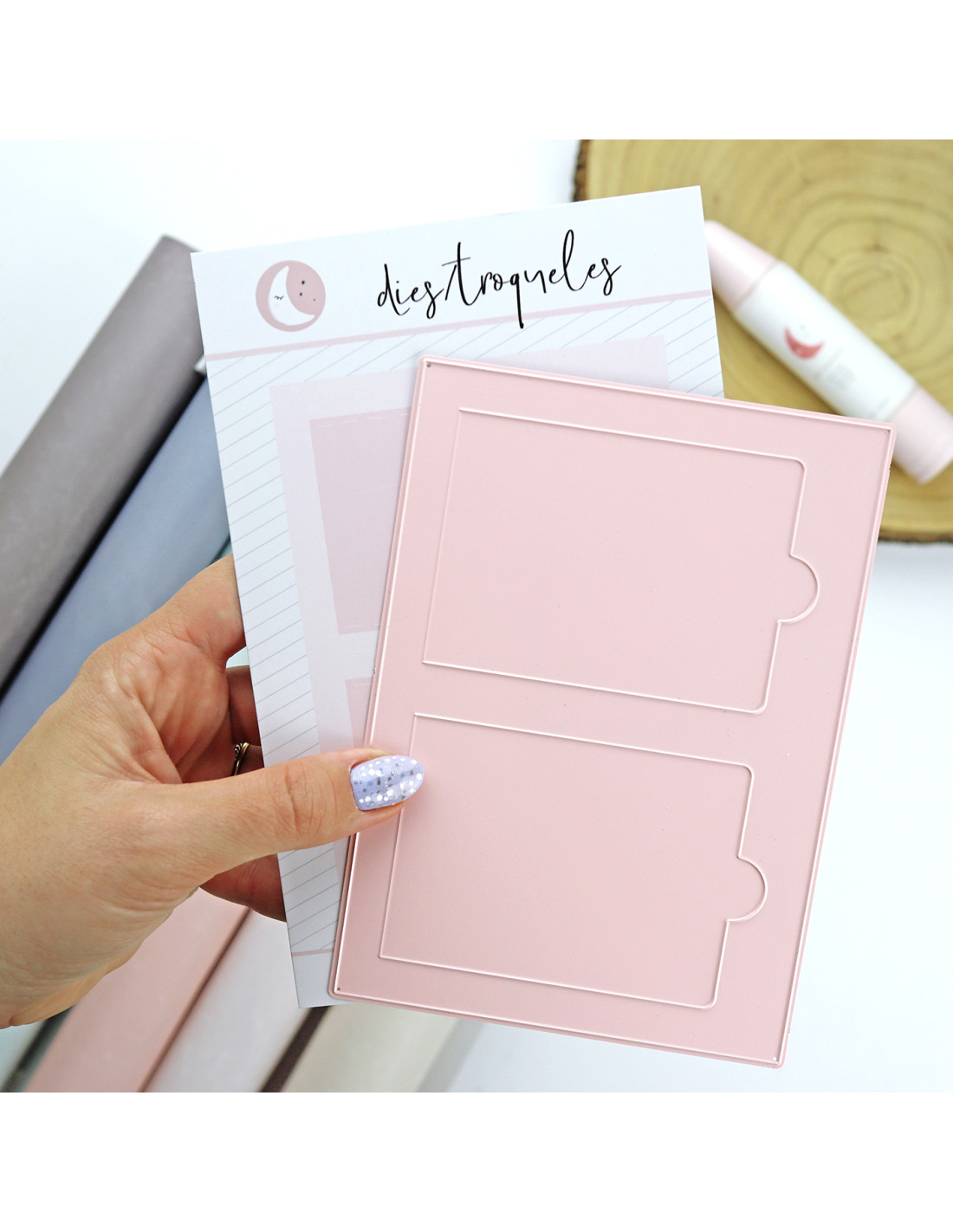Matriz de corte de metal rosa com recortes retangulares e folha com texto 'dies troqueles'