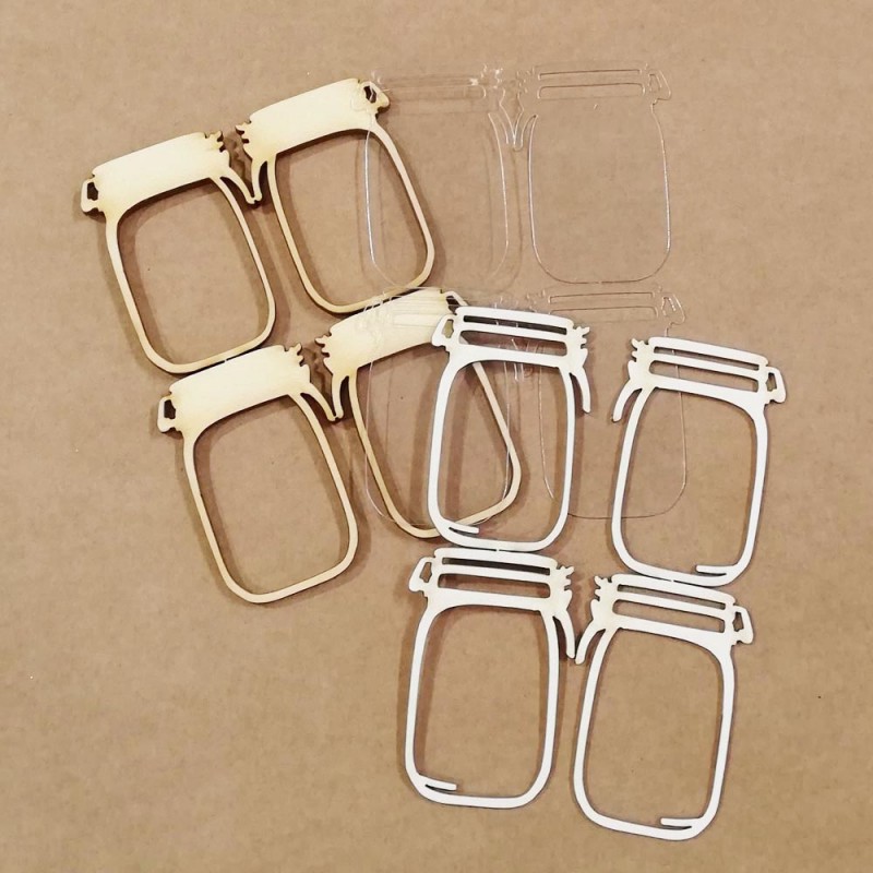 Molduras em forma de frasco de madeira e acrílico sobre superfície castanha