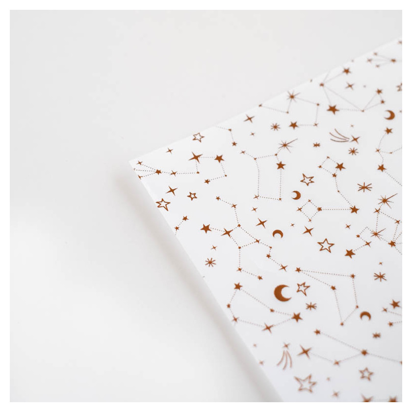 tecido branco com padrão de estrelas castanhas e luas