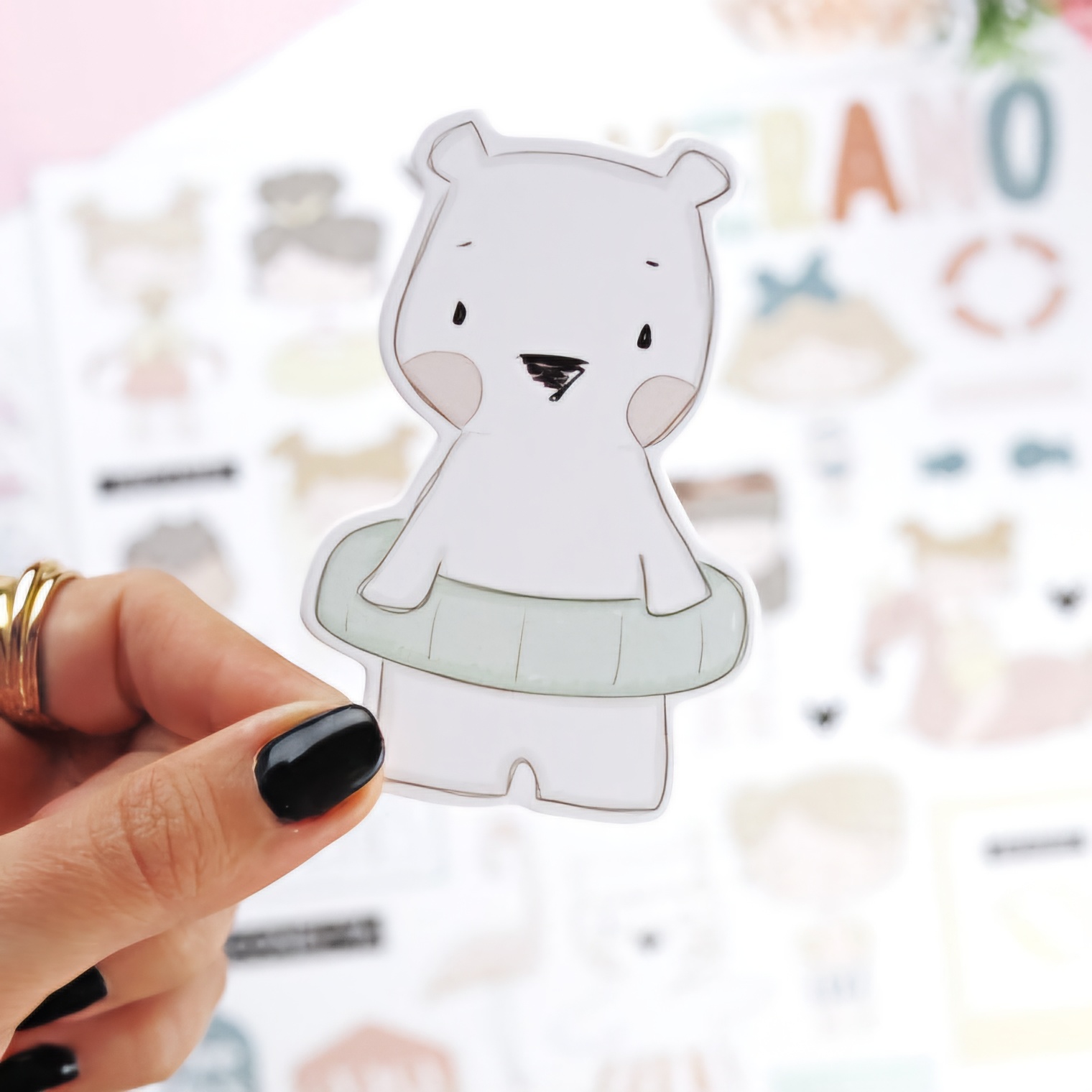 Adesivo de urso branco com bóia verde água