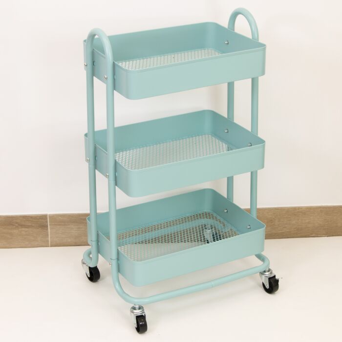 Carrinho de arrumação azul claro de três níveis com rodas em chão branco