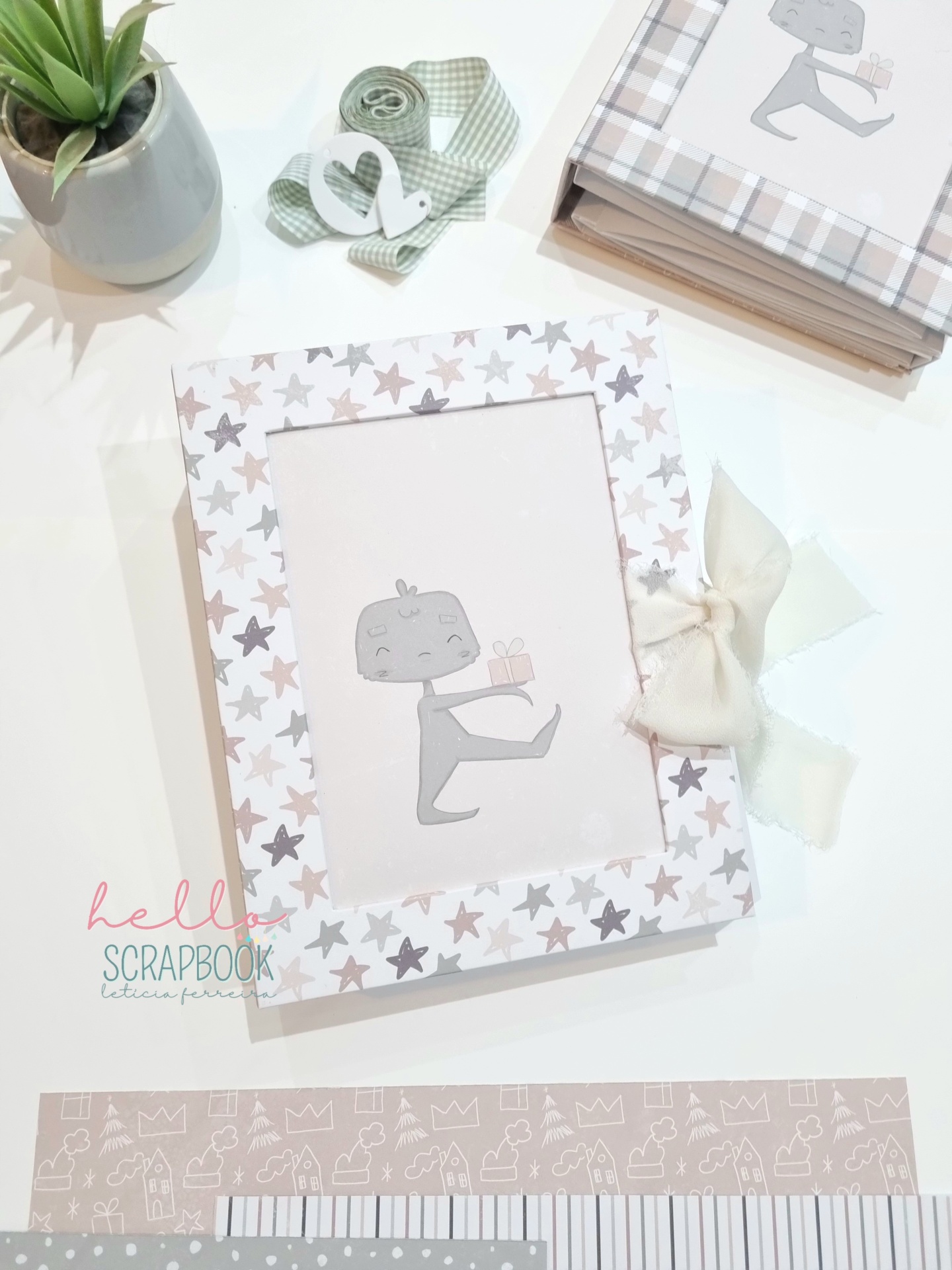 Álbum com capa de estrelas e laço creme em fundo branco