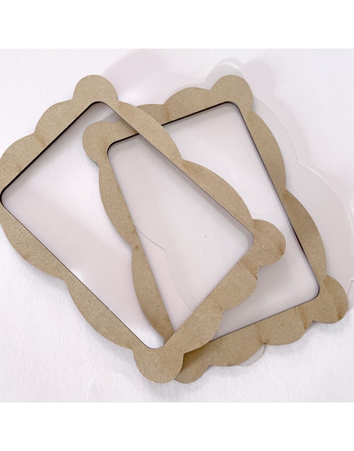 Três molduras decorativas em cartão castanho com bordas arredondadas e onduladas