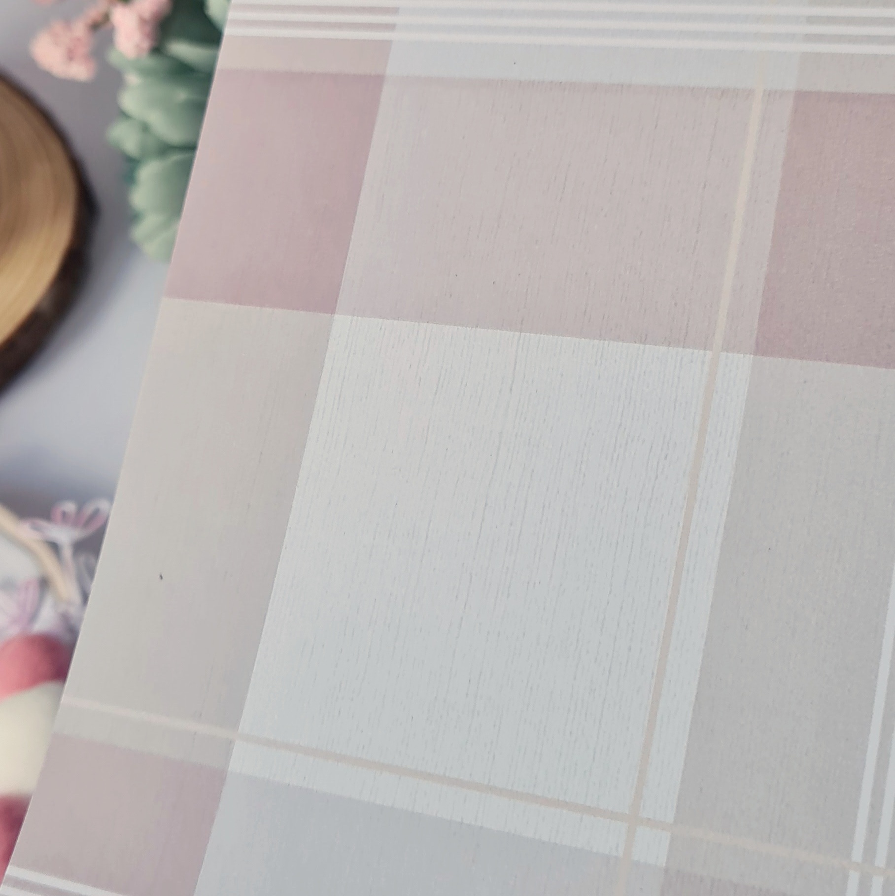 Papel de parede quadriculado em tons neutros com padrão de linhas finas