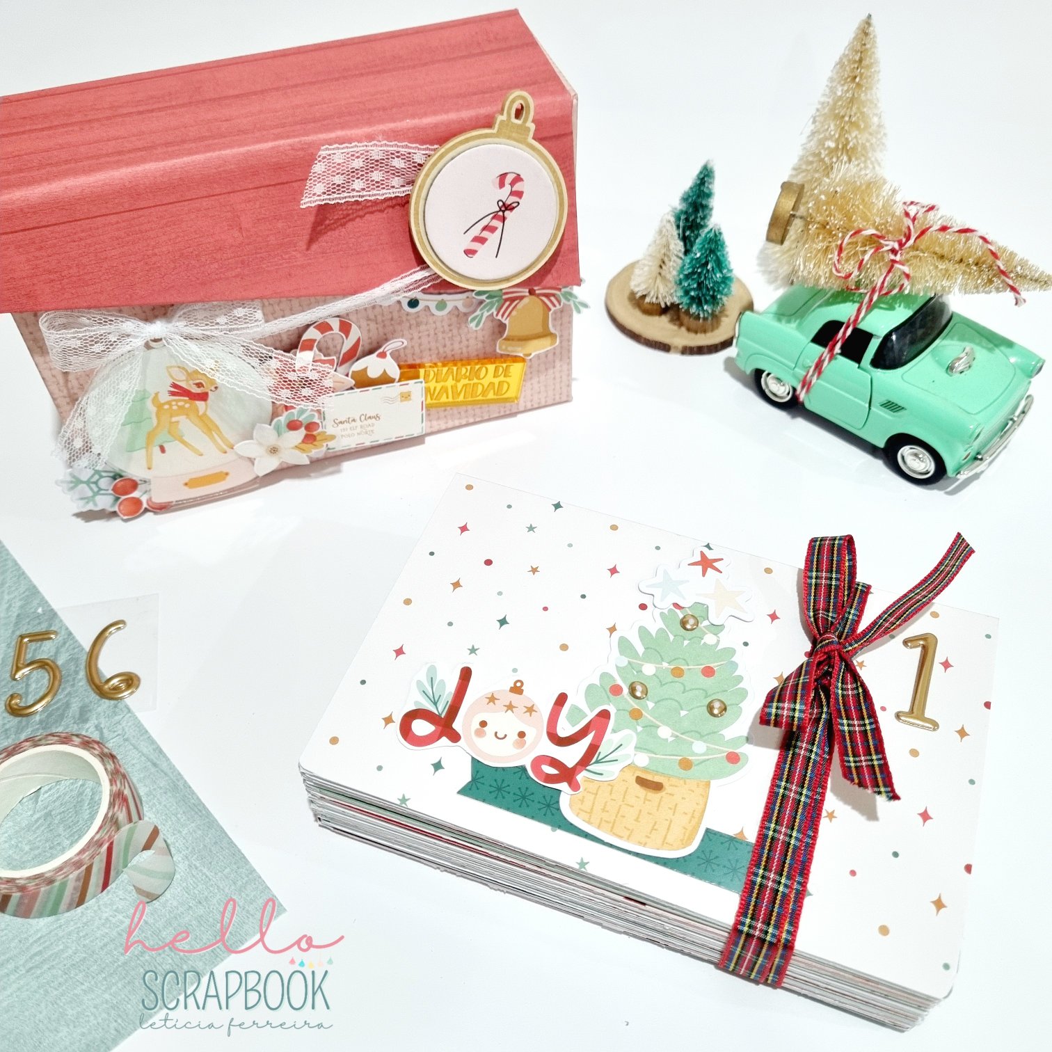 Conjunto de decoração e álbum de fotos natalício colorido com caixa, mini árvores, carro e fita xadrez.