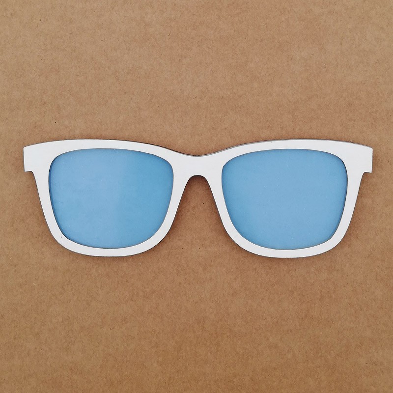 Óculos de sol branca com lentes azuis sobre fundo marrom claro