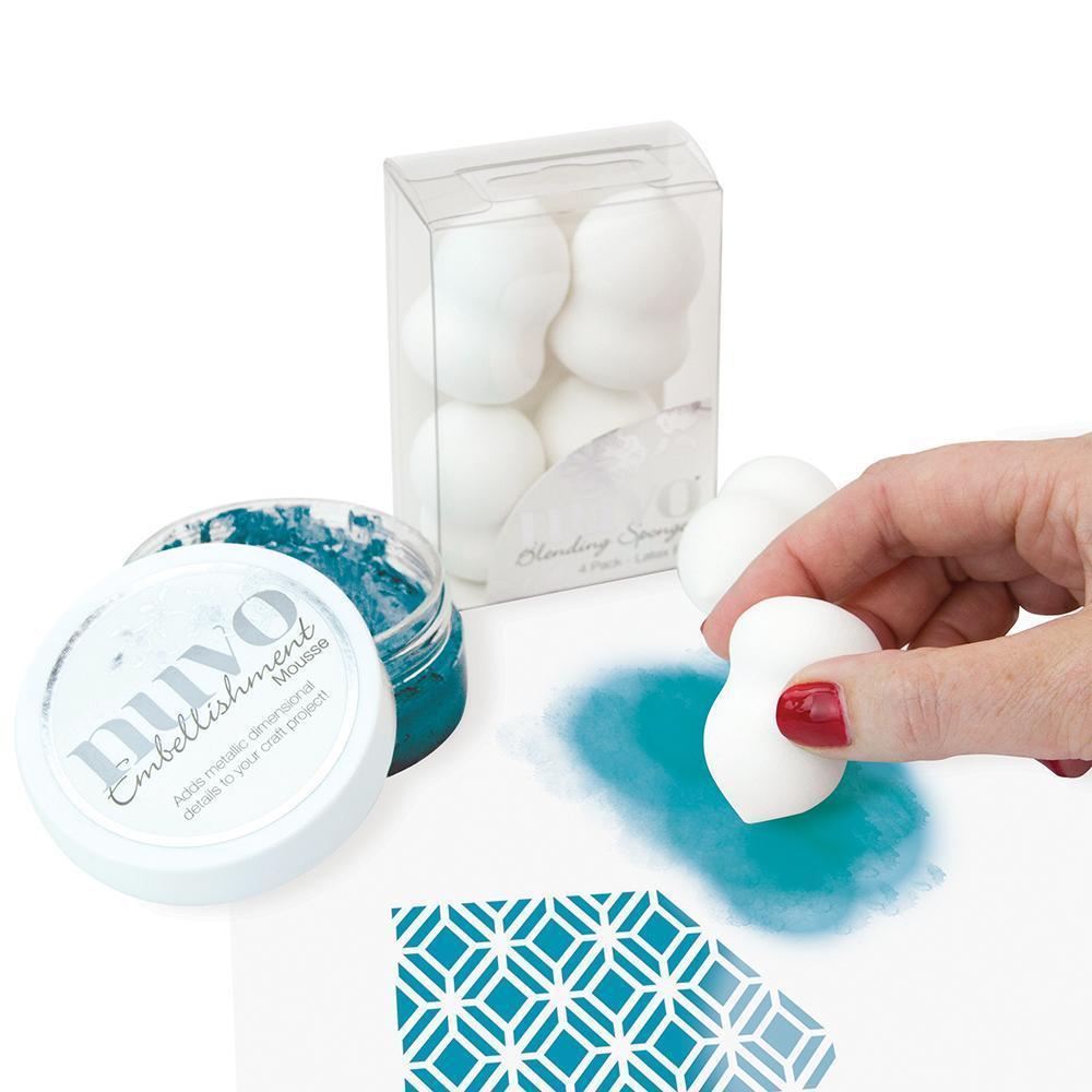 Esponjas brancas curvas e pó azul para carimbar padrão geométrico em papel.