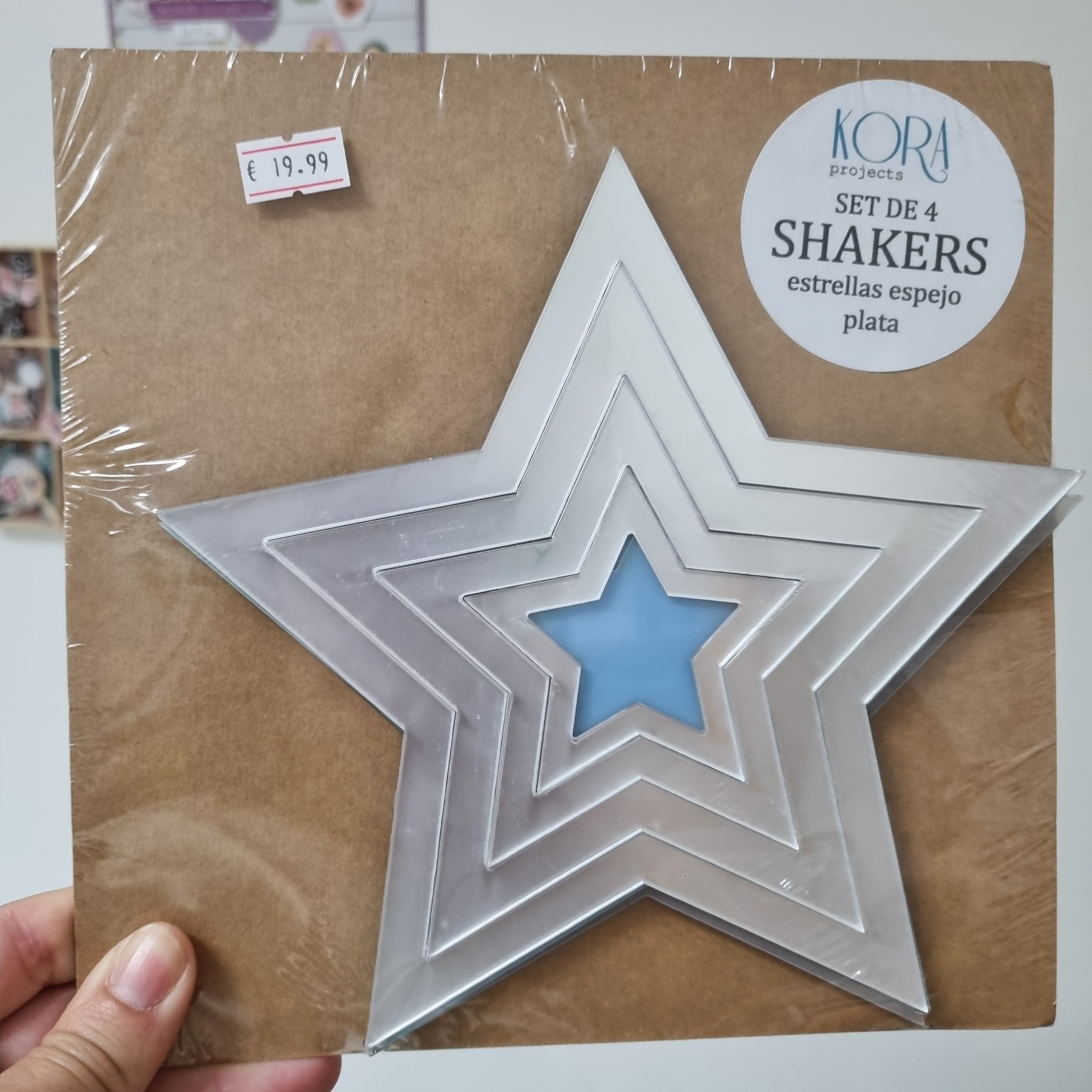Conjunto de 4 shakers em forma de estrela prateada com centro azul em embalagem castanha