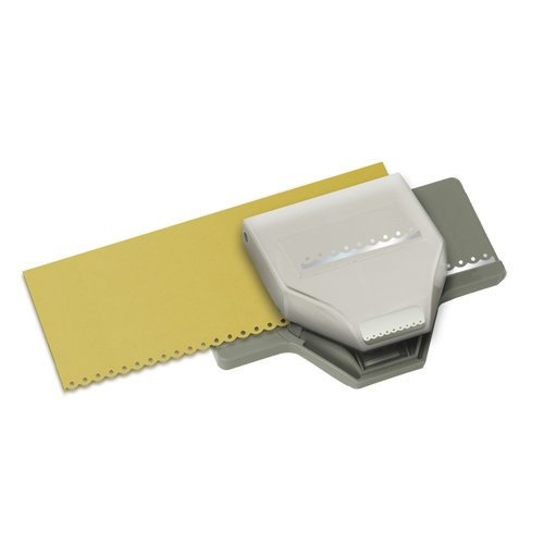 Perfurador de papel branco e cinzento a perfurar folha amarela com padrão decorativo