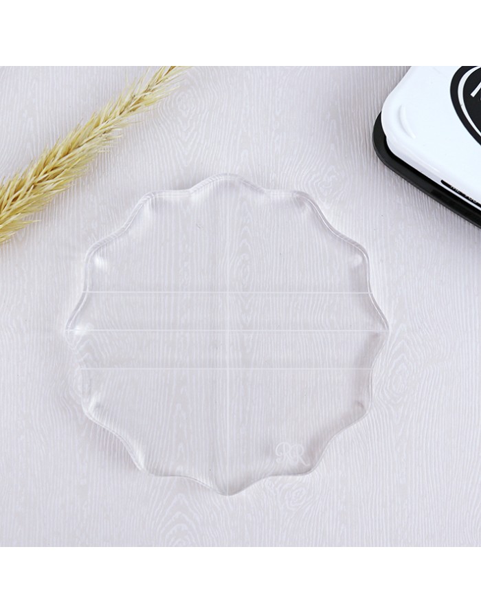 Prato transparente ondulado sobre superfície branca com espiga seca amarela