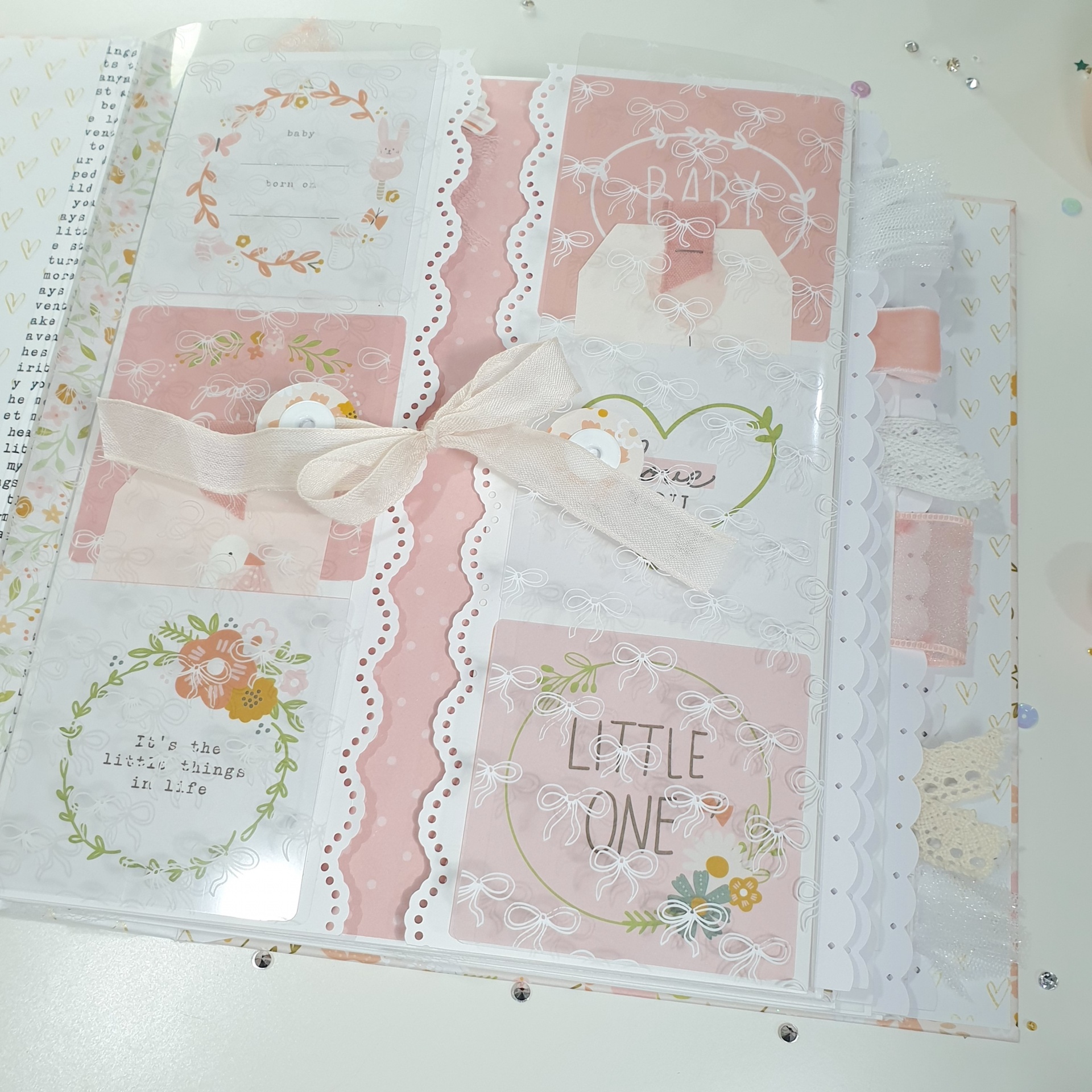 Cartões decorativos para bebé com laço branco e desenhos florais em tons rosa e branco