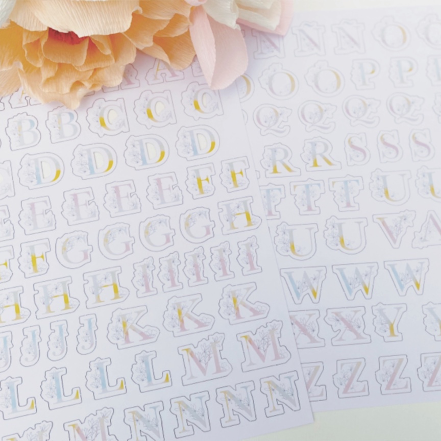 Autocolantes de letras do alfabeto em tons pastéis com padrão floral